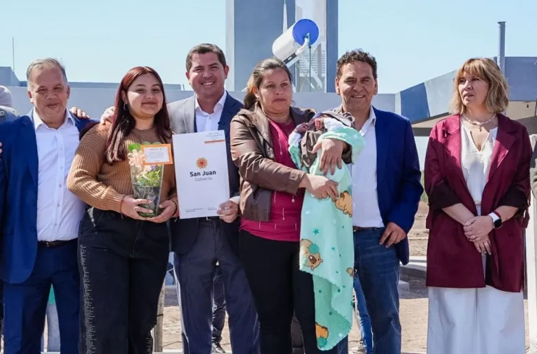 Orrego entregó viviendas a 118 familias de Angaco