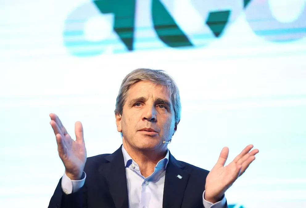 Qué dijo Caputo tras concerse el dato de la suba de pobreza