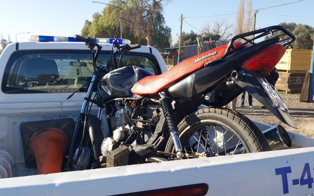 Choque entre un camión y una moto cerca del Aeropuerto de San Juan: el motociclista sufrió heridas leves