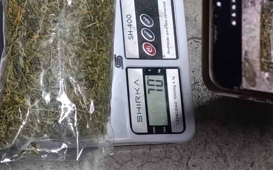 Detuvieron a un motociclista ebrio con casi $2,5 millones y marihuana en Capital
