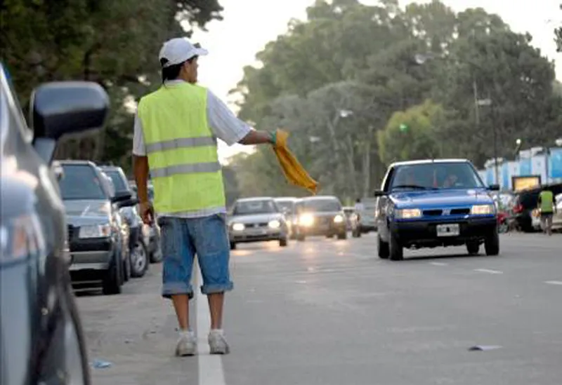 Rawson desplegó inspectores para retirar a los “trapitos” del centro de Villa Krause