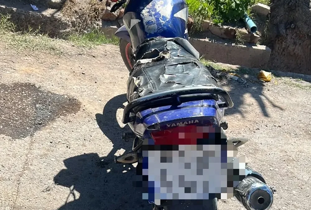 Robó a una mujer de 82 años, escapó en moto, saltó por los techos y lo atraparon en Villa Hipódromo
