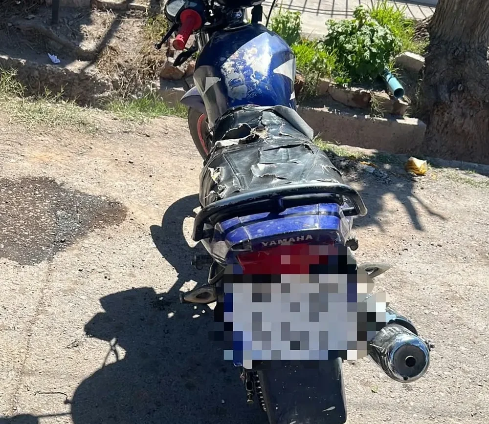 Robó a una mujer de 82 años, escapó en moto, saltó por los techos y lo atraparon en Villa Hipódromo