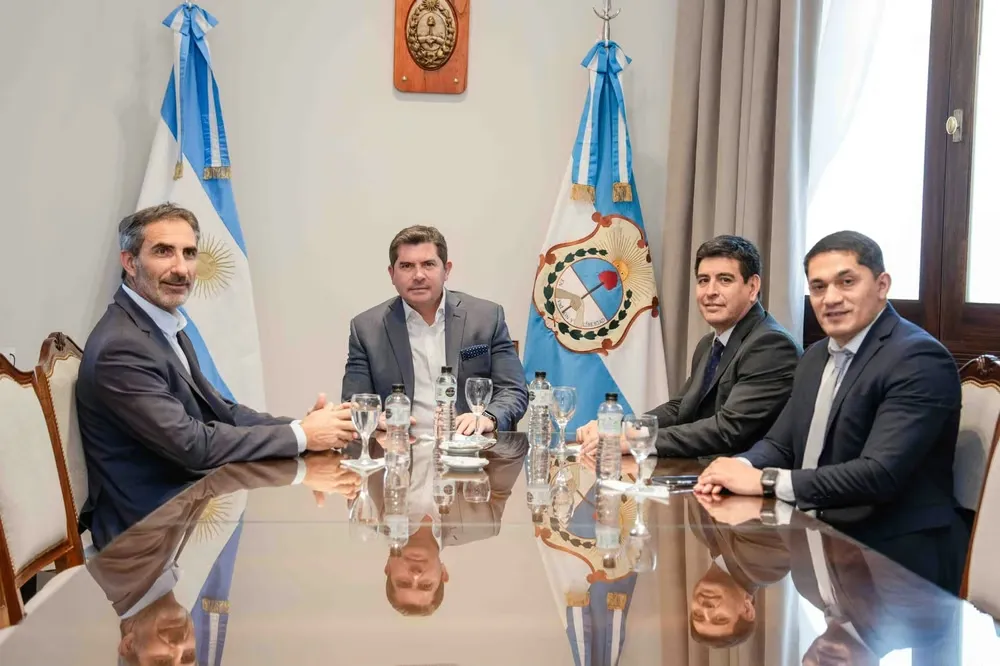 Orrego recibió a autoridades de JetSMART en la previa del inicio de sus vuelos en San Juan