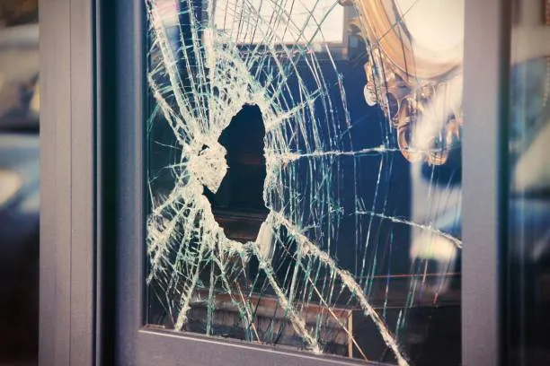 Entraron a robar a una tienda de Chimbas y se llevaron ropa, calzado y hasta sábanas