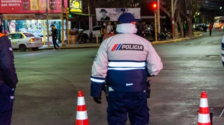 Evadió un control en Chimbas, chocó a dos adolescentes en moto y luego se presentó ante la Policía