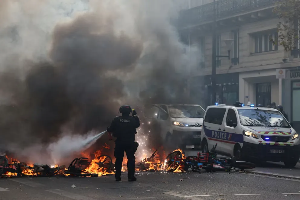 Francia impuso toques de queda en París y otras ciudades tras un fin de semana de disturbios