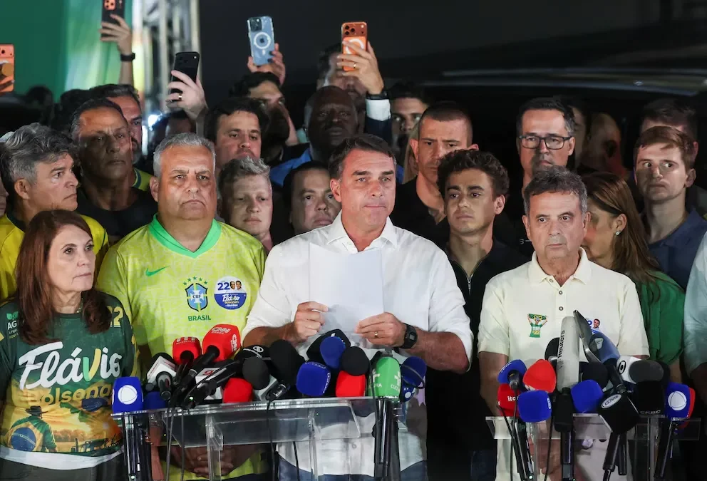 La Justicia de Brasil le prohibió salir del país a Flavio Bolsonaro por una investigación de blanqueo de capitales