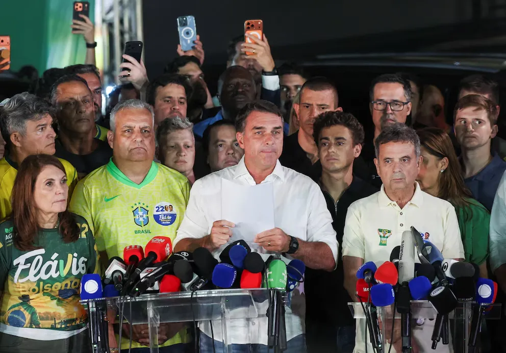 La Justicia de Brasil le prohibió salir del país a Flavio Bolsonaro por una investigación de blanqueo de capitales