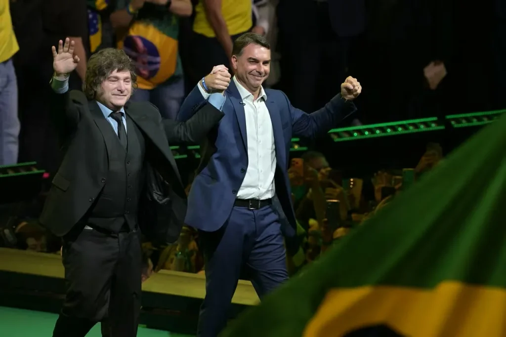 El Gobierno de Milei negó haber colaborado con la salida de Flávio Bolsonaro de Brasil