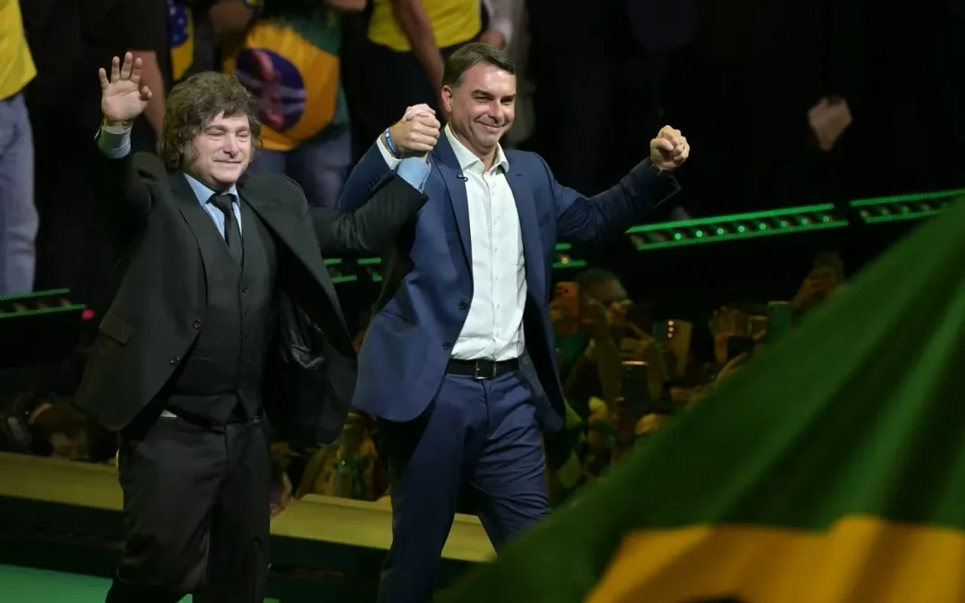 El Gobierno de Milei negó haber colaborado con la salida de Flávio Bolsonaro de Brasil