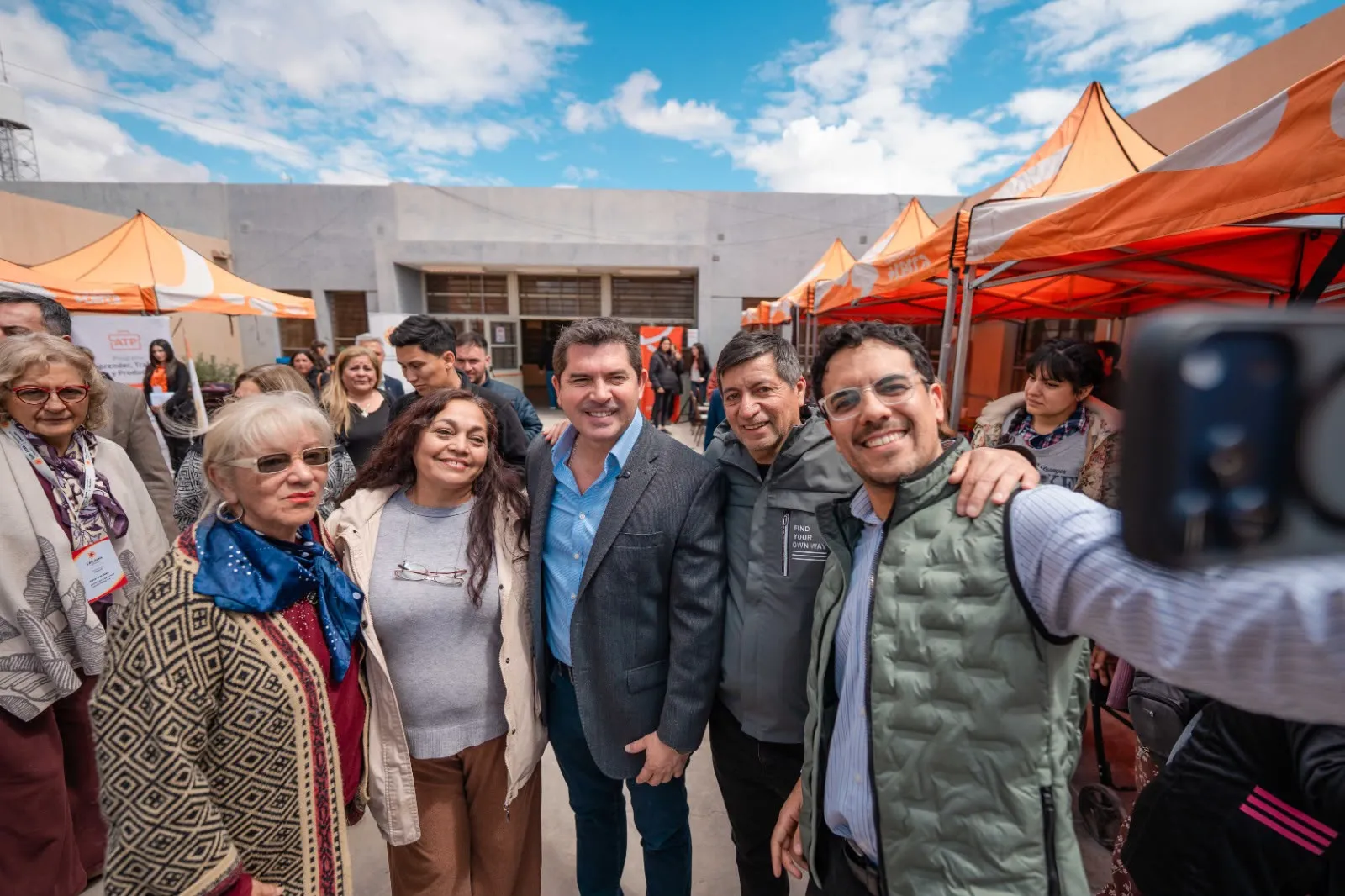 Orrego recorrió San Juan Cerca en Rawson, con servicios y trámites para las familias