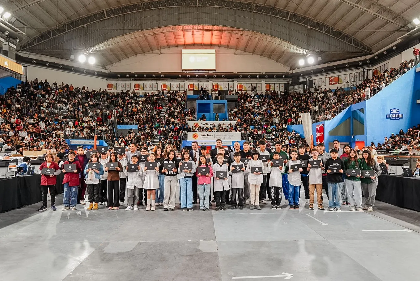El Gobierno entregó 1.392 notebooks a estudiantes de Chimbas, Zonda y Ullum