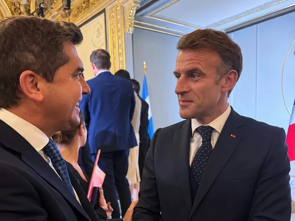 Orrego se reunió con Macron en París y este viernes expondrá sobre minería y energía