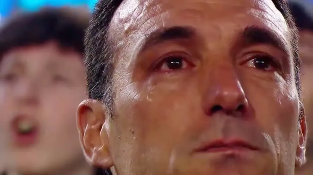 Scaloni y Messi se emocionaron hasta las lágrimas durante la entonación del Himno argentino