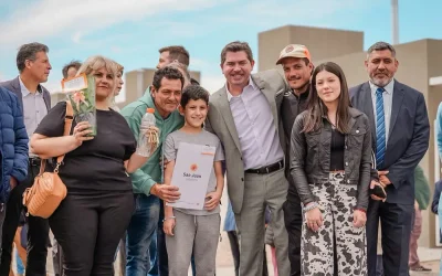 Orrego entregó 69 viviendas en Chimbas a familias que llevaban años esperando una casa propia