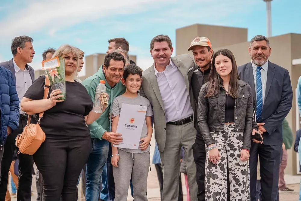 Orrego entregó 69 viviendas en Chimbas a familias que llevaban años esperando una casa propia