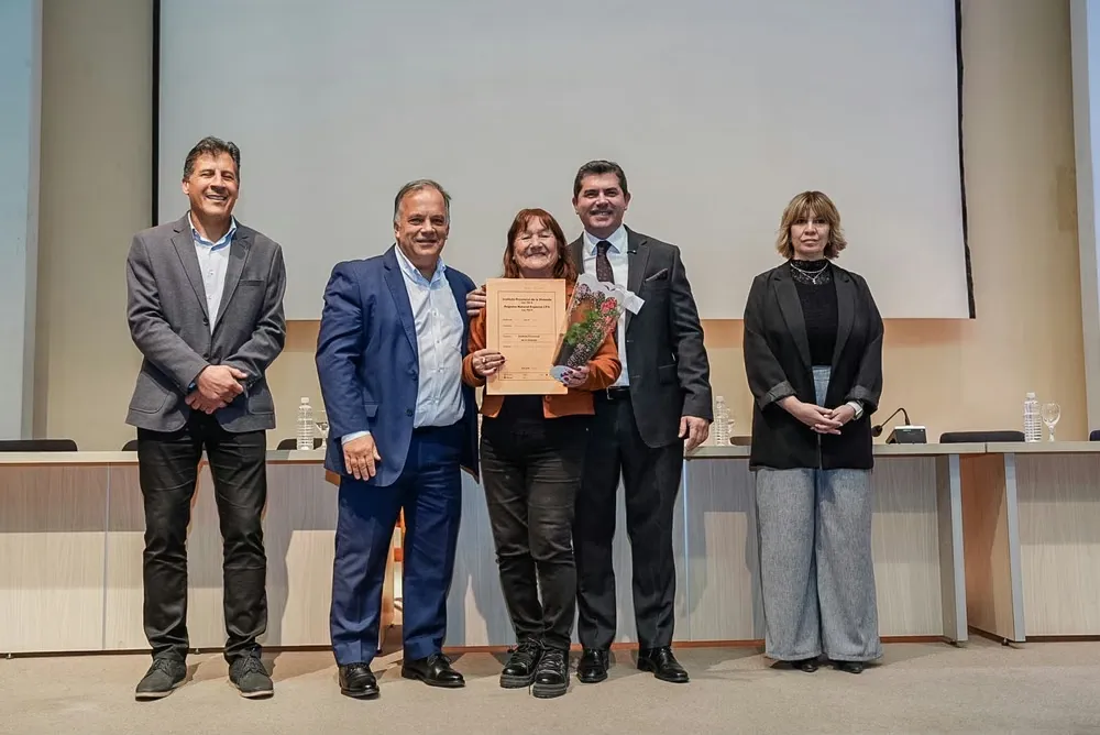 Orrego encabezó la entrega de 442 escrituras del IPV a familias de 15 departamentos de San Juan