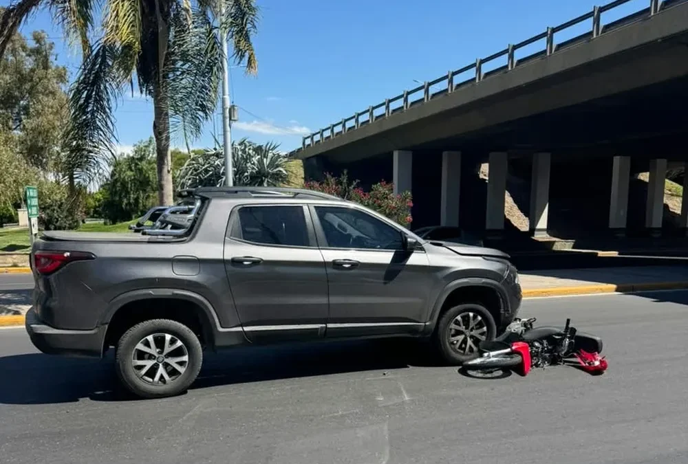 Santa Lucía: un motociclista quedó inconsciente tras un choque con una camioneta en el Lateral de Circunvalación