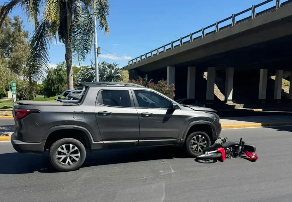 Santa Lucía: un motociclista quedó inconsciente tras un choque con una camioneta en el Lateral de Circunvalación