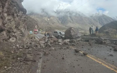 Una camioneta fue alcanzada por un desprendimiento de rocas en Ruta 7: el conductor se salvó de milagro