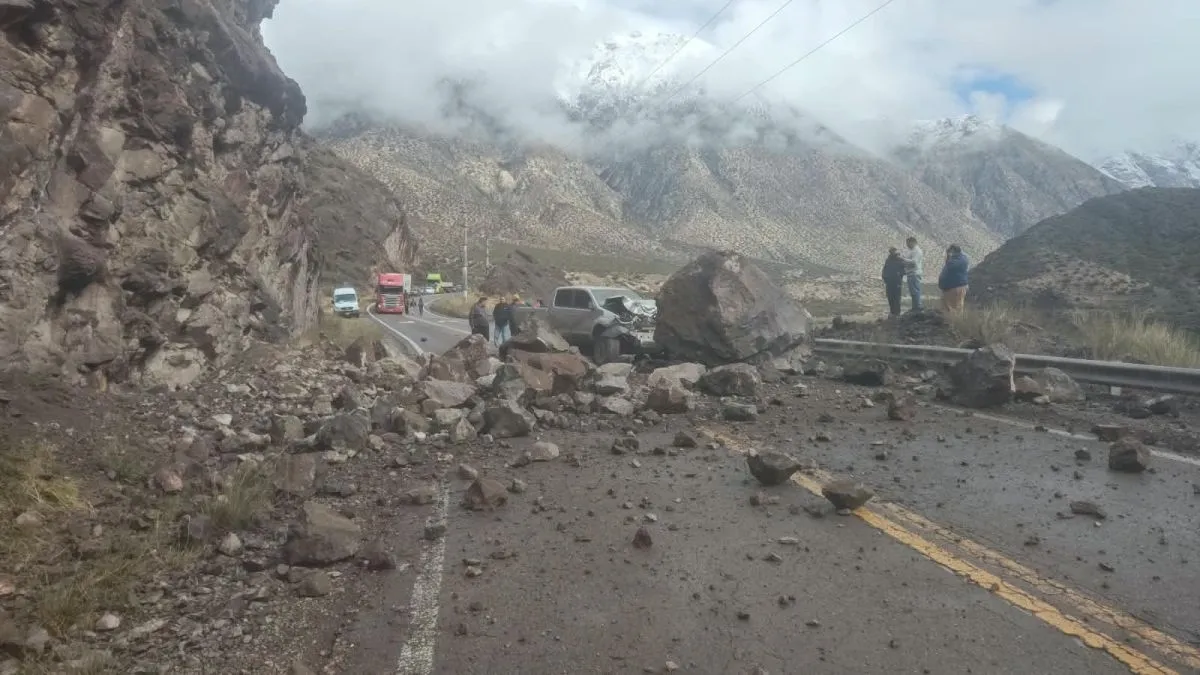 Una camioneta que venía desde Barreal fue alcanzada por un desprendimiento de rocas en la Ruta 7: el conductor se salvó de milagro
